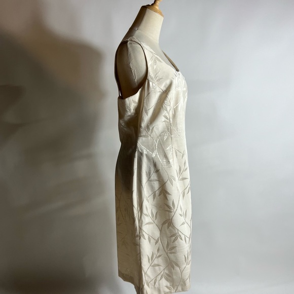 VINTAGE 90s Ivory Champagne Jacquard Bamboo Leaves Sleeveless Sheath Dress 10 - Picture 5 of 6